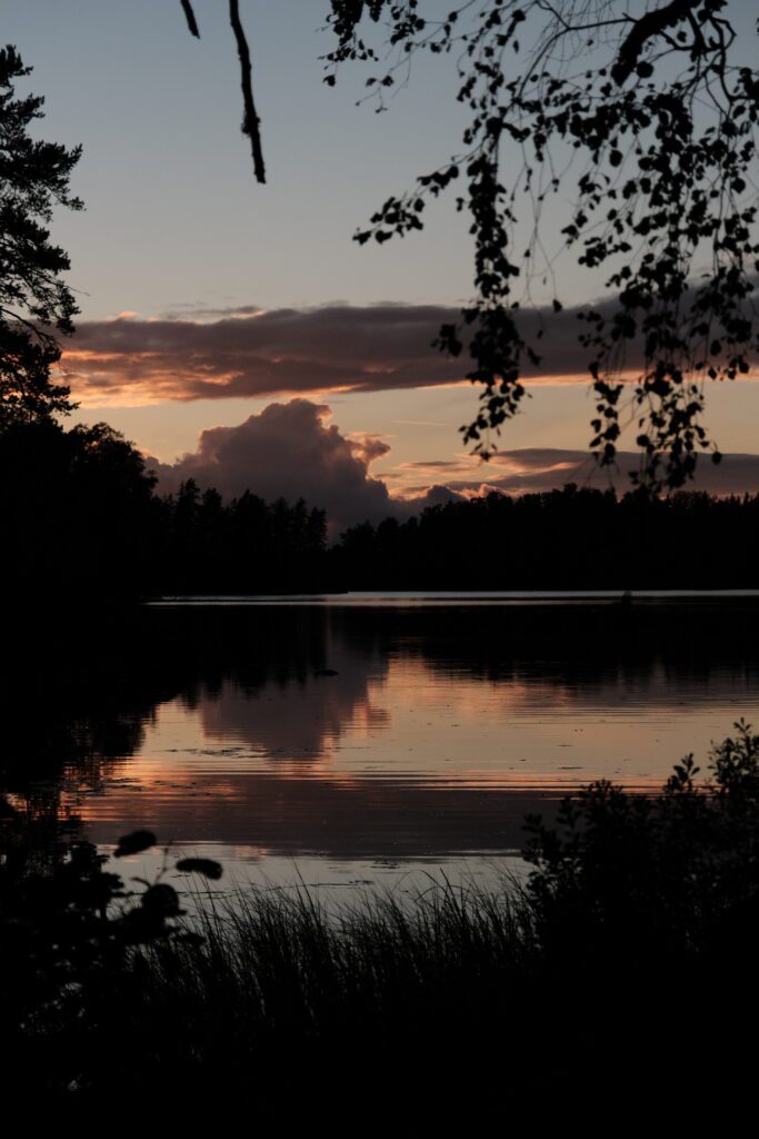 Coucher de soleil sur un lac en Suède